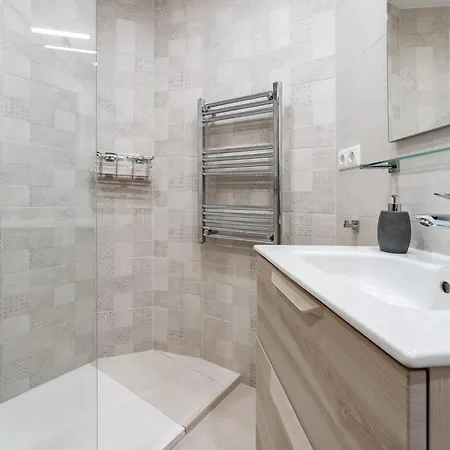 With Private Swimming Pool מיחאס